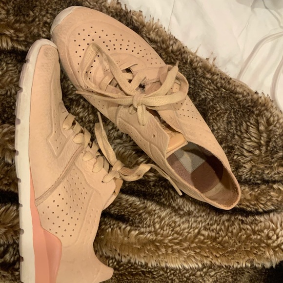 SOLD!! Tye Ugg Shoes - waterproof - Picture 2 of 4